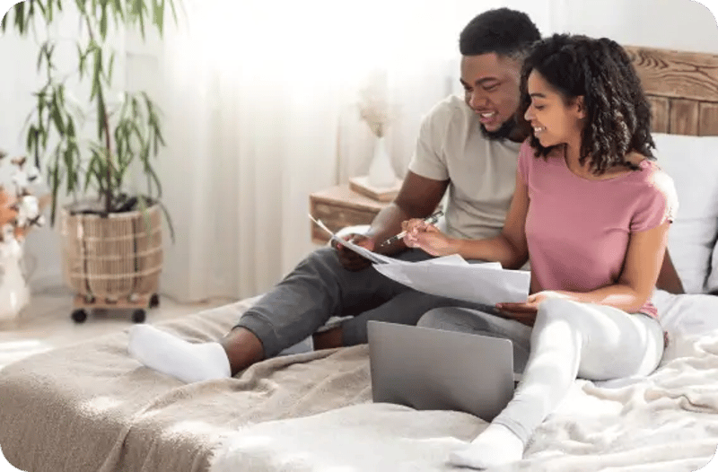 Two-happy-people-seeting-on-a-bed
